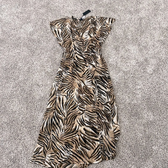 Kendal & Kylie sheer tiger leaf coverup with two slits on the front. Size:M. NWT - Picture 1 of 3